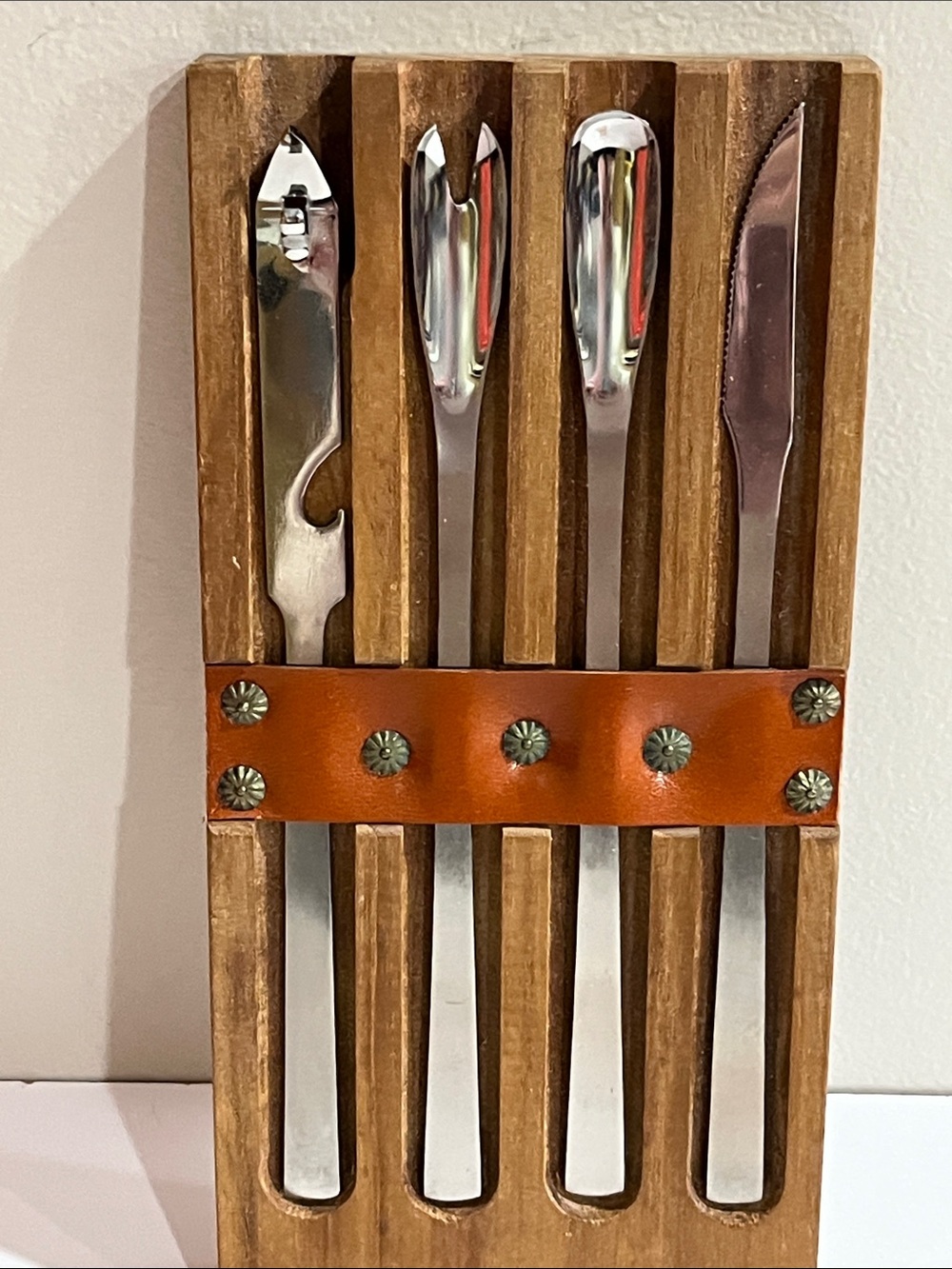 NWOT Vintage Mid-Century Modern 4 PC Bar Tool Set w/  Walnut Case/Cutting Board
